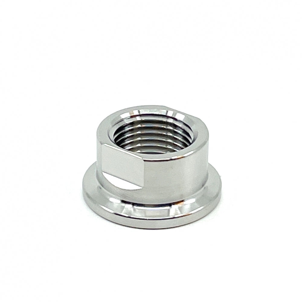 En Brewshop 34 mm Tri-Clamp x 1/2" BSP (hunn) flensmutter, laget av 304 rustfritt stål med innvendige gjenger, vises på en hvit bakgrunn.
