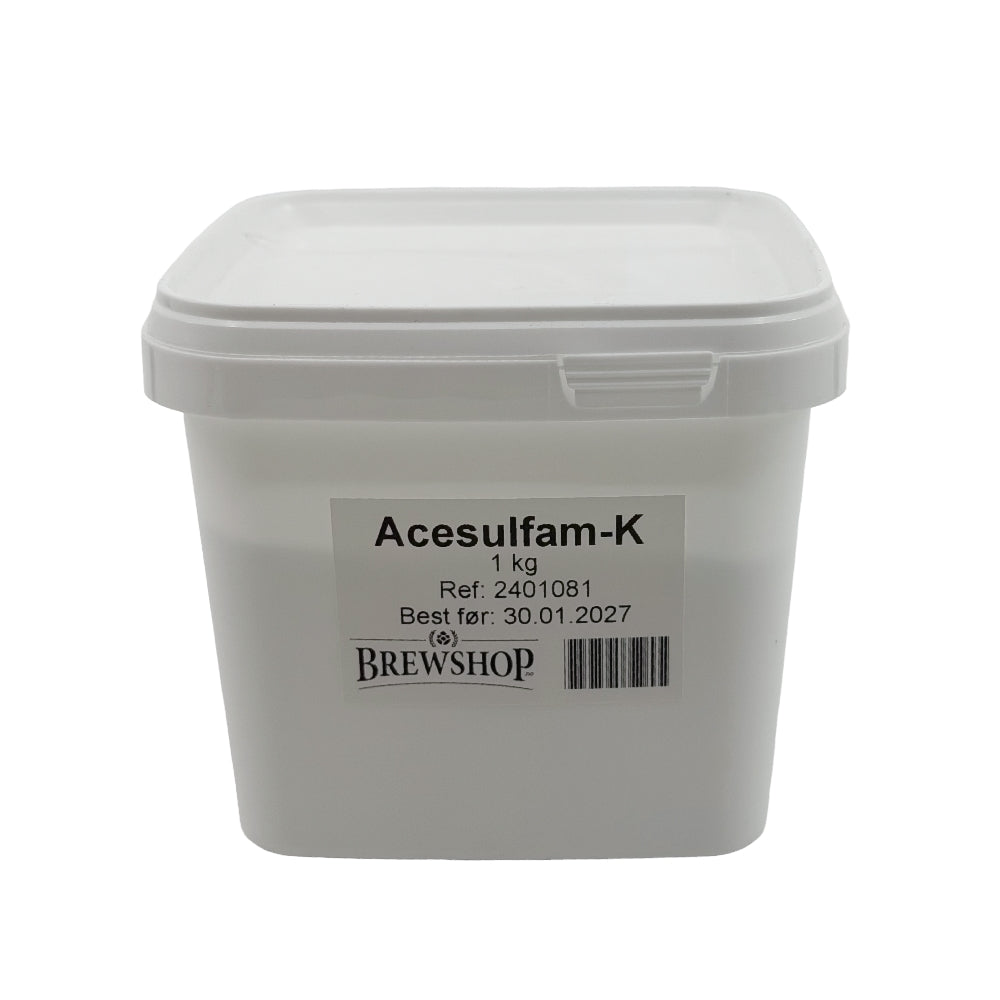 Hvit plastbeholder merket Acesulfam K 1 kg fra Brewshop, holdbar til 30.01.2027, med strekkode.