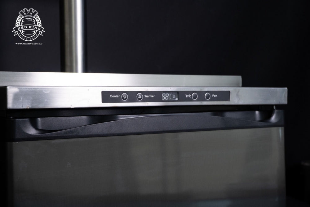 Nærbilde av en Keg King Topplate av rustfritt stål til Kegerator Series 4 og XL kontrollpanel med knapper for Cooler, Warmer, Fan og en LED-temperaturvisning.