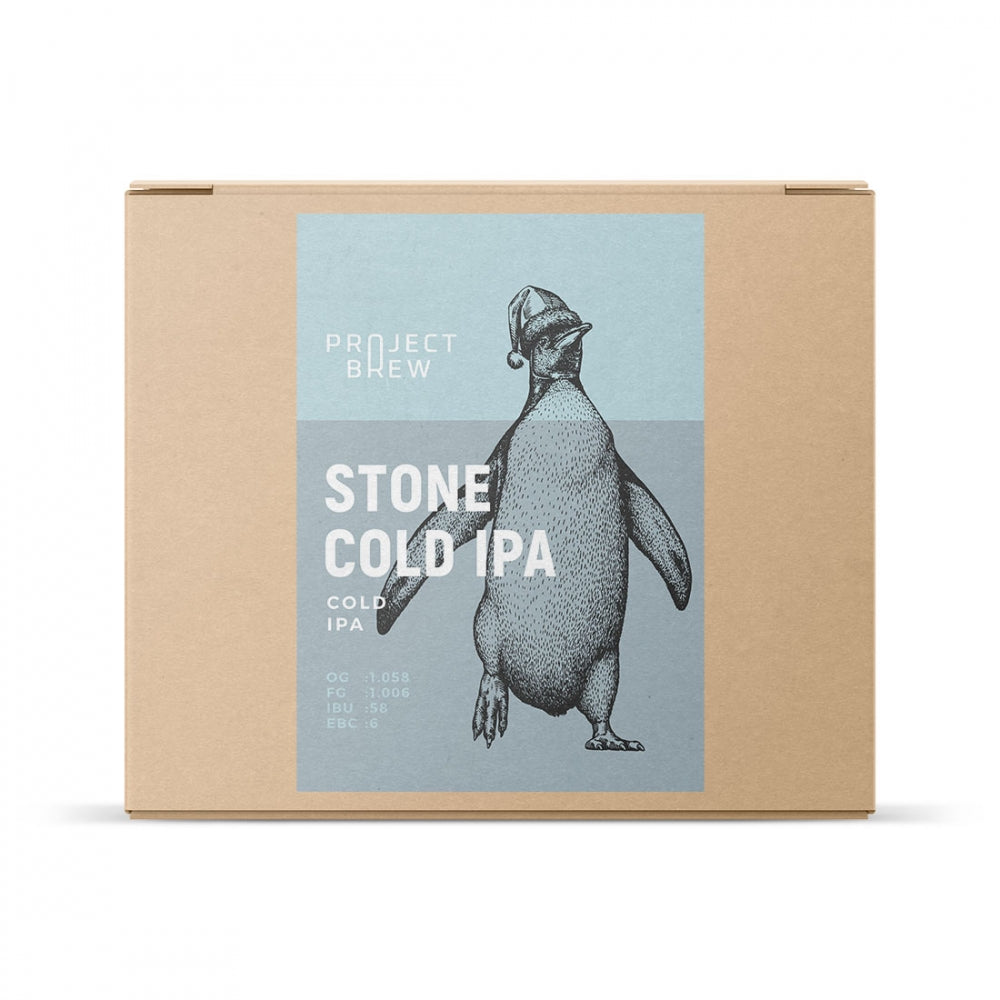 En pappeske merket "Stone Cold IPA - allgrain ølsett" fra Project Brew, med en pingvinillustrasjon på blå bakgrunn. Dette settet fremhever dristige Cold IPA-smaker med Citra-humle.