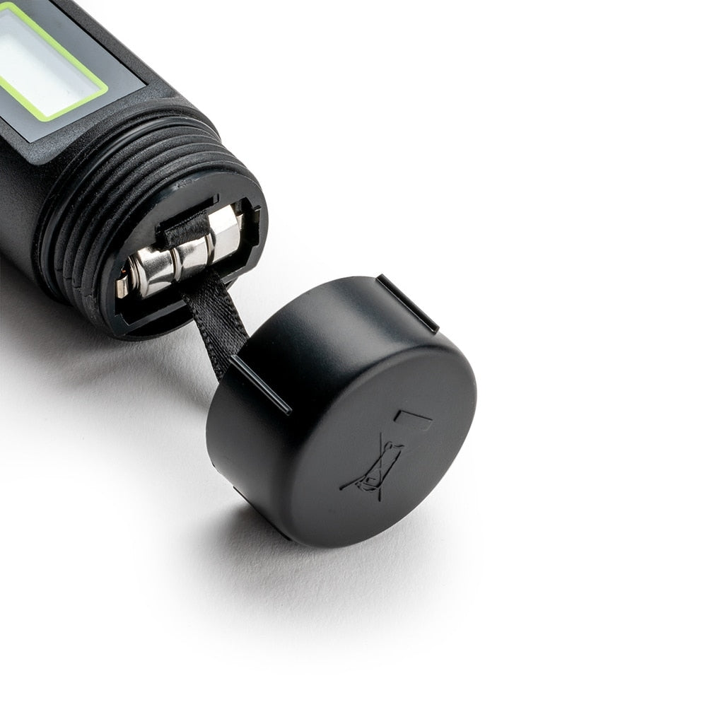 Nærbilde av Milwaukee PH55 PRO pH-måler med åpent batterirom, som viser to metallkontakter og en svart hette - perfekt for brygging av øl og automatisk temperaturkompensasjon.