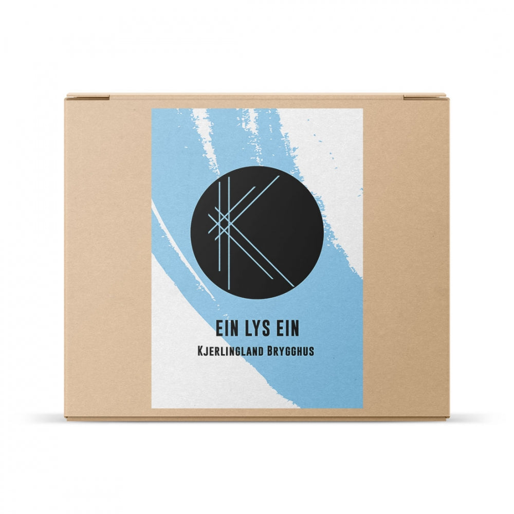 En pappeske med en blå og hvit etikett merket med en svart sirkel med en stilisert K og teksten "EIN LYS EIN KJERLINGLAND BRYGGHUS", som viser frem Brewshops Kjerlingland Brygghus - Ein Lys Ein allgrain ølsett.