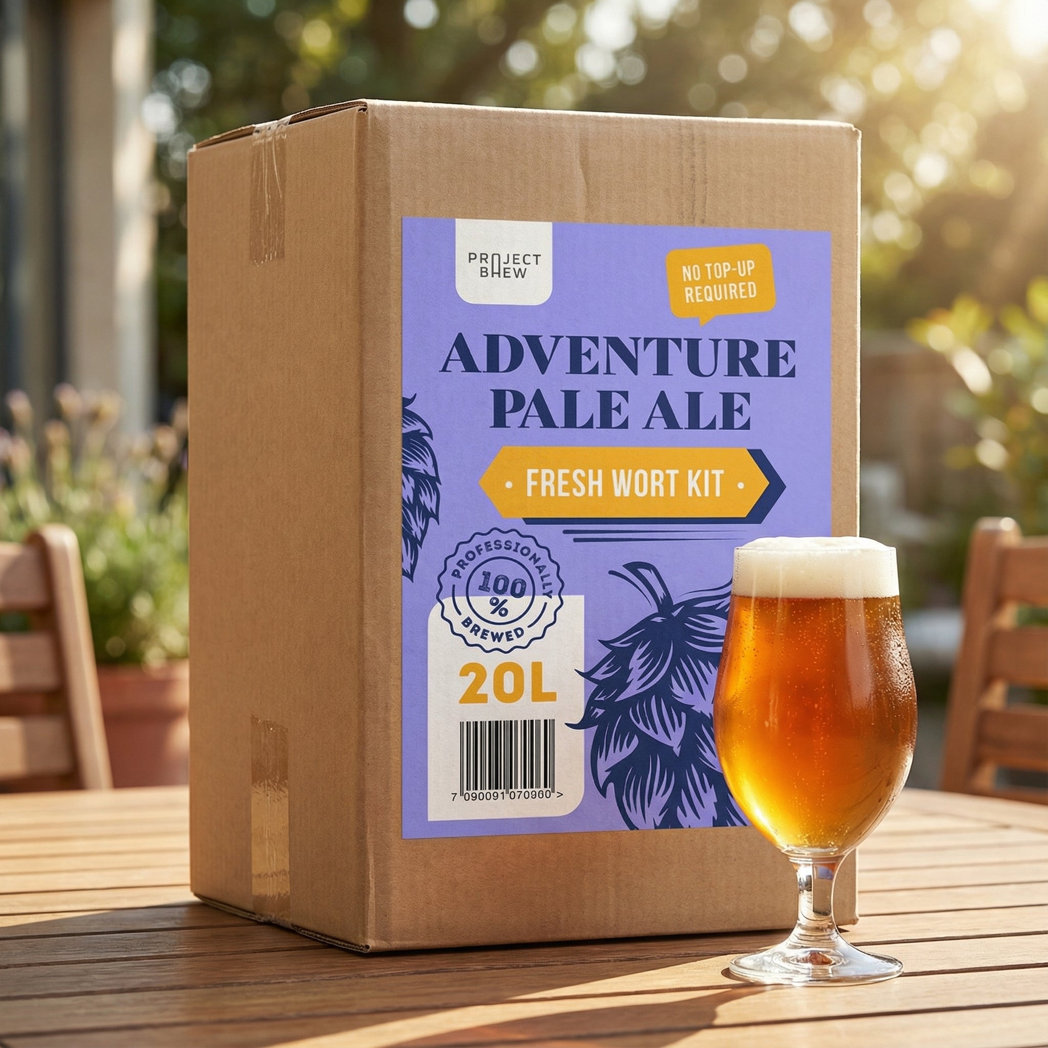 En pappeske merket Project Brew Adventure Pale Ale - 20L Fresh Wort Kit, inspirert av en Sierra Nevada-klon, står på et trebord ved siden av et glass fylt med pale ale.