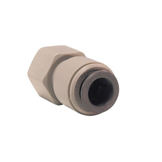 Et nærbilde av en beige John Guest overgang 3/8" - 1/4" FFL push-fit fitting med sekskantet mutter og åpen ende, ideell for bruk med næringsmiddelgodkjente hurtigkoblinger.