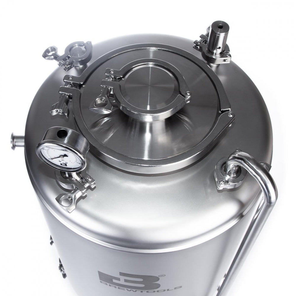 Brewtools F80 Unitank er en fermenteringstank i rustfritt stål med trykkmåler, sirkulært lokk, metallhåndtak og flere toppventiler - perfekt for hjemmebrygging.