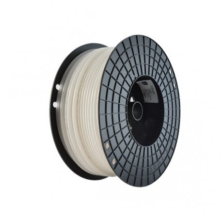 En spole med DMfit Ølslange LLDPE 3 mm ID, 3/16" OD - Nøytral slange fra Dmfit, gjennomsiktig og opprullet på en svart spole, vist fra siden mot en hvit bakgrunn.