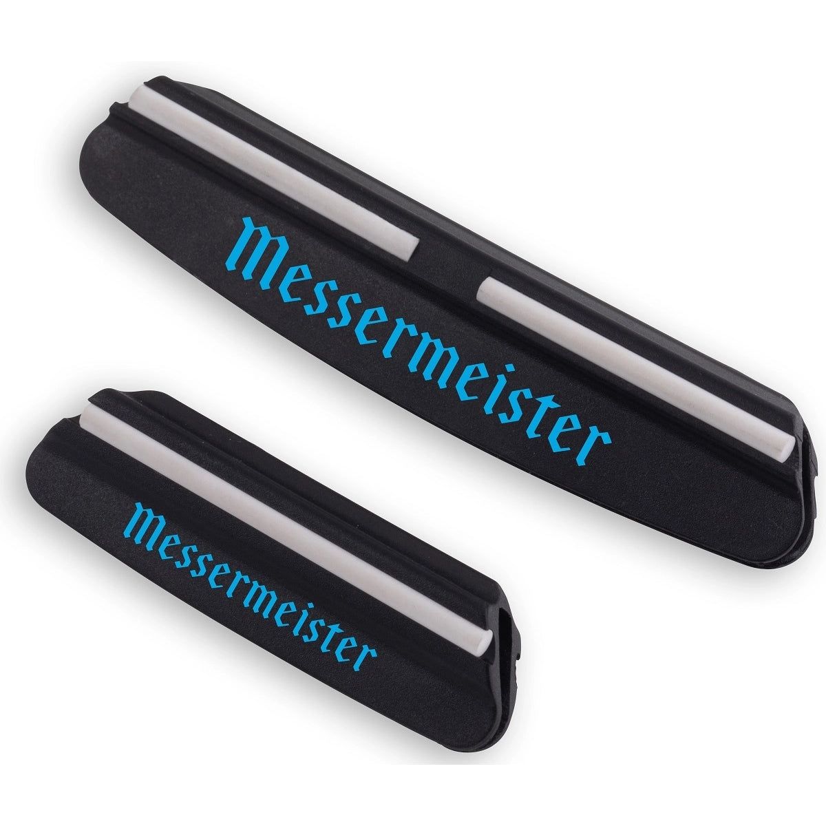 To svarte Messermeister-knivslipere med hvite keramiske stenger og blå "Messermeister"-logo leveres med Vinkelguide for Kniv Sliping, som hjelper deg med å oppnå en nøyaktig 15° slipevinkel for topp sliperesultater.