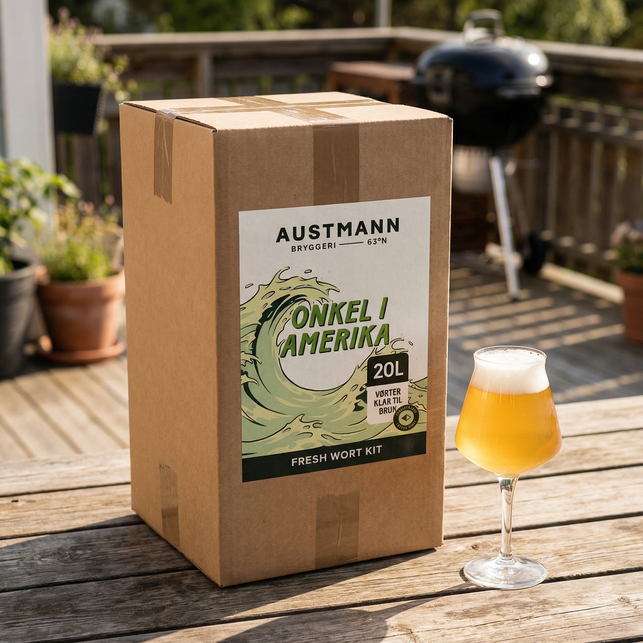 En eske merket "Austmann Onkel i Amerika - Session IPA - 20L Fresh Wort Kit" fra Austmann står på et bord ved siden av et glass Session IPA, med planter og en grill i den solfylte bakgrunnen.