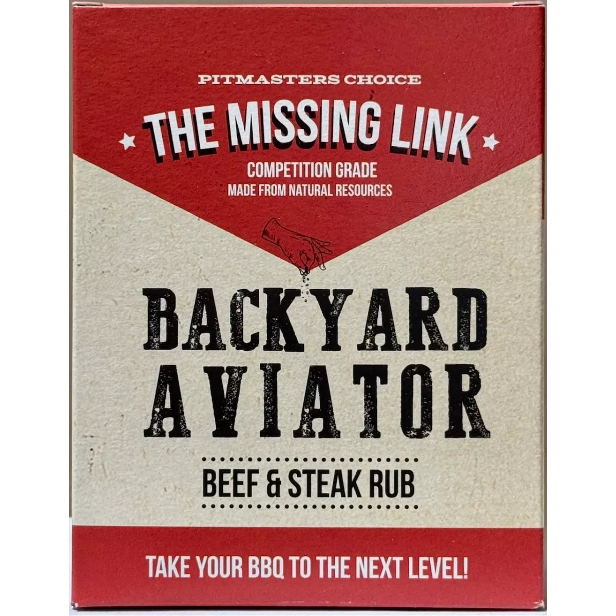 En eske med The Missing Link Backyard Aviator BBQ Rub, en blanding i konkurranseklasse laget av naturlige ressurser, perfekt til grilling av rødt kjøtt. Tagline: Ta grillingen din til neste nivå.
