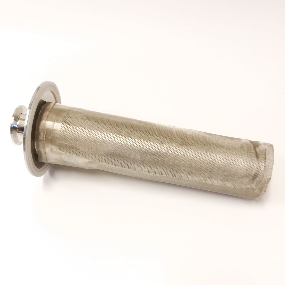Brewshop 1,5" Tri-Clamp Inline Filter Lang (35cm), et sylindrisk rustfritt stålfilter med flens og perforert overflate, ideelt for hjemmebryggere, er vist liggende på en hvit bakgrunn.