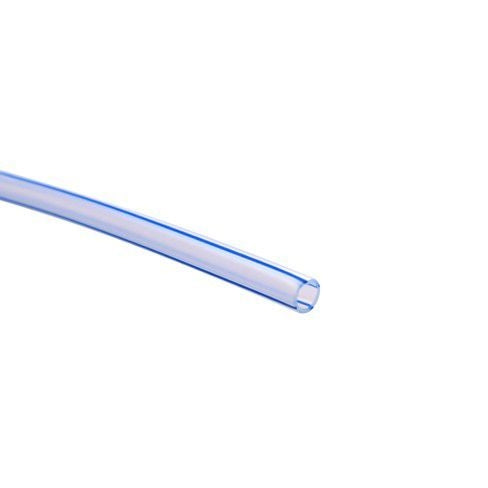 Nærbilde av en 5/16" LDPE-slange til luft / øl (blå stripet) fra Lindr, med et klart, fleksibelt design med blå striper, vist på hvit bakgrunn.
