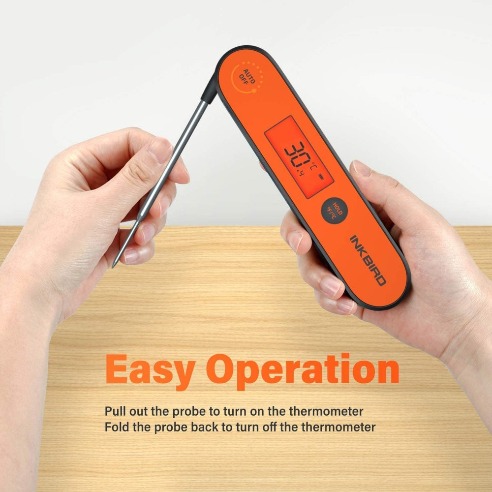 En person holder et oransje Inkbird Digitalt Termometer IHT-1P med den sammenleggbare metallsonden utstrakt og temperaturen godt synlig på LCD-displayet.