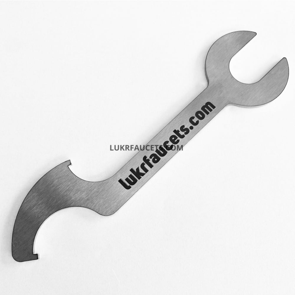 LUKR Tap Wrench - krannøkkel fra Lukr er et metallverktøy med to forskjellig formede ender og "lukrfaucets.com" trykt på håndtaket.