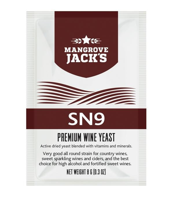 En pakke med Mangrove Jacks SN9 vingjær - 8 g (Allround) fra Mangrove Jacks, utviklet for gjæring med høyt alkoholinnhold og hetvin, med produktinformasjon på forsiden.