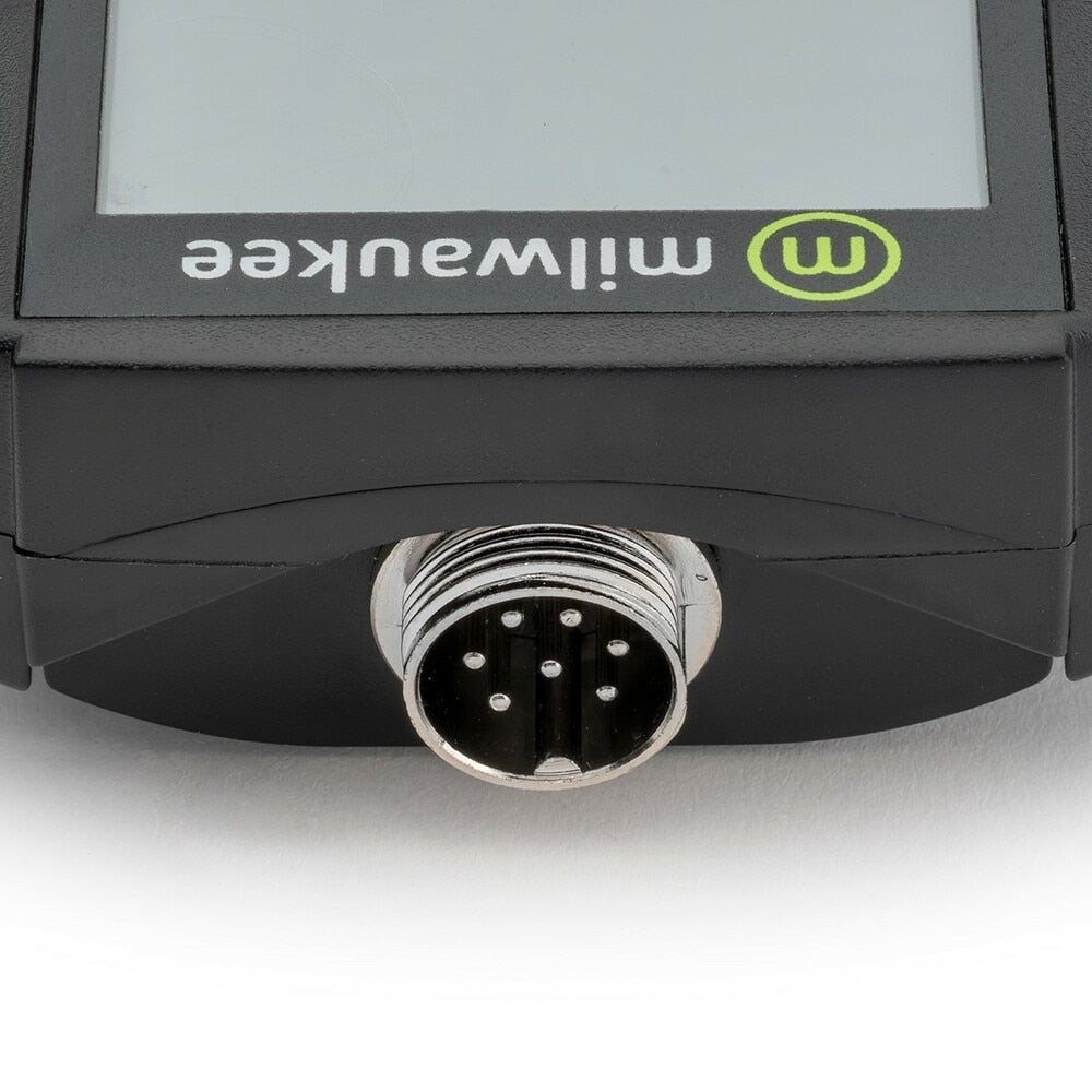 Nærbilde av Milwaukee MW600 PRO Dissolved Oxygen Meter (DO-måler) som viser den fem-pinners sirkulære kontakten vendt forover, med Milwaukees merkenavn opp ned på kabinettet.