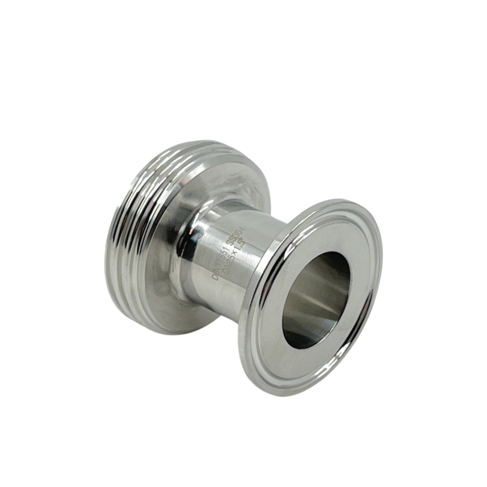 Et nærbilde av Brewshop Adapter DN25 hann (DIN 11851) til 1,5" Tri-Clamp i 304 rustfritt stål fremhever den robuste designen og den presise konstruksjonen.