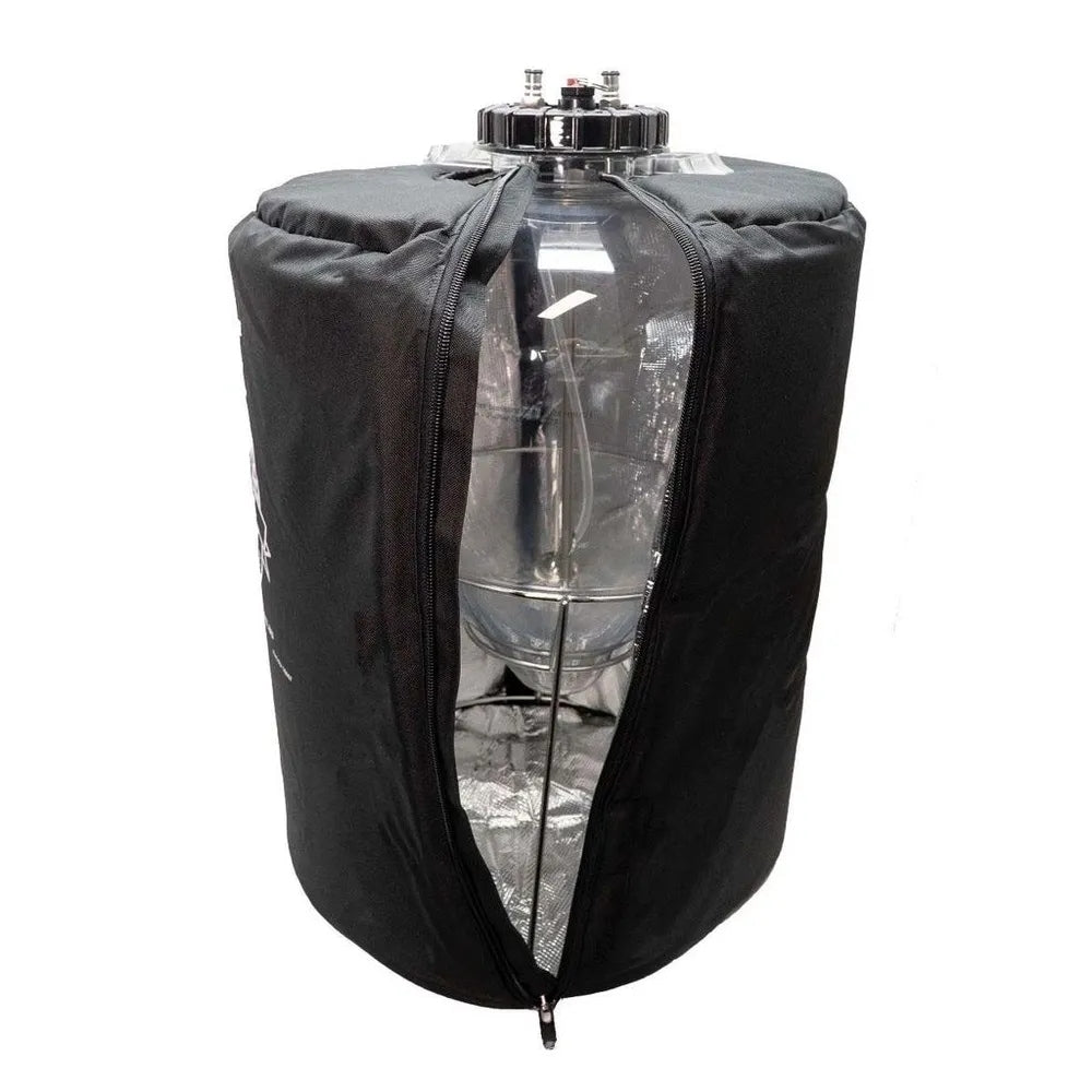 En Keg King Apollo 30L Snub Nose-fermenter vises inne i en delvis oppbrettet, svart "Isolasjonskappe til Apollo 30L Snub Nose & Unitank" fra Keg King, som avslører den gjennomsiktige beholderen inni.