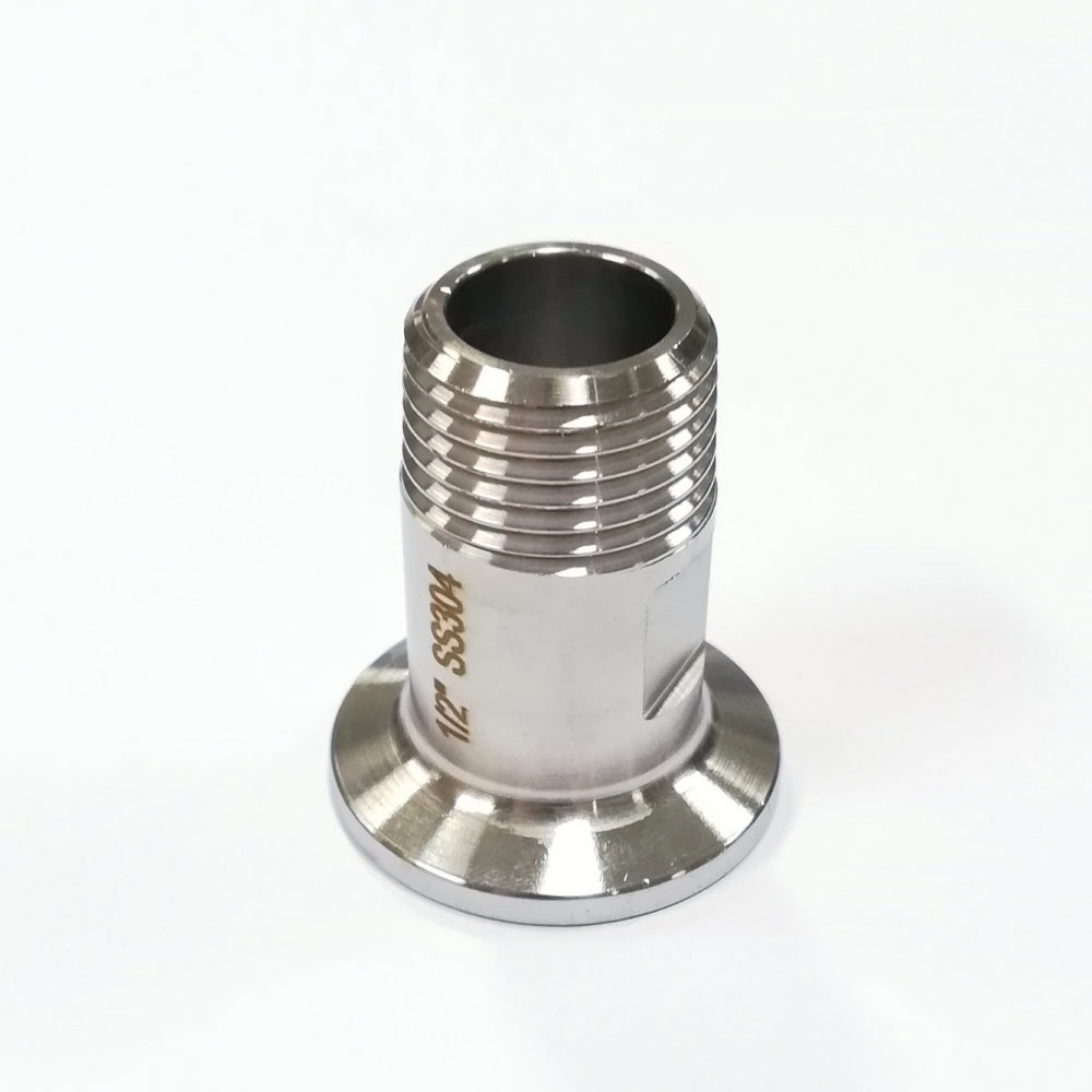 A Brewshop 34mm Tri-Clamp x 1/2" NPT (hann) rustfritt stål rørkobling med flensfot, fotografert mot en hvit bakgrunn.
