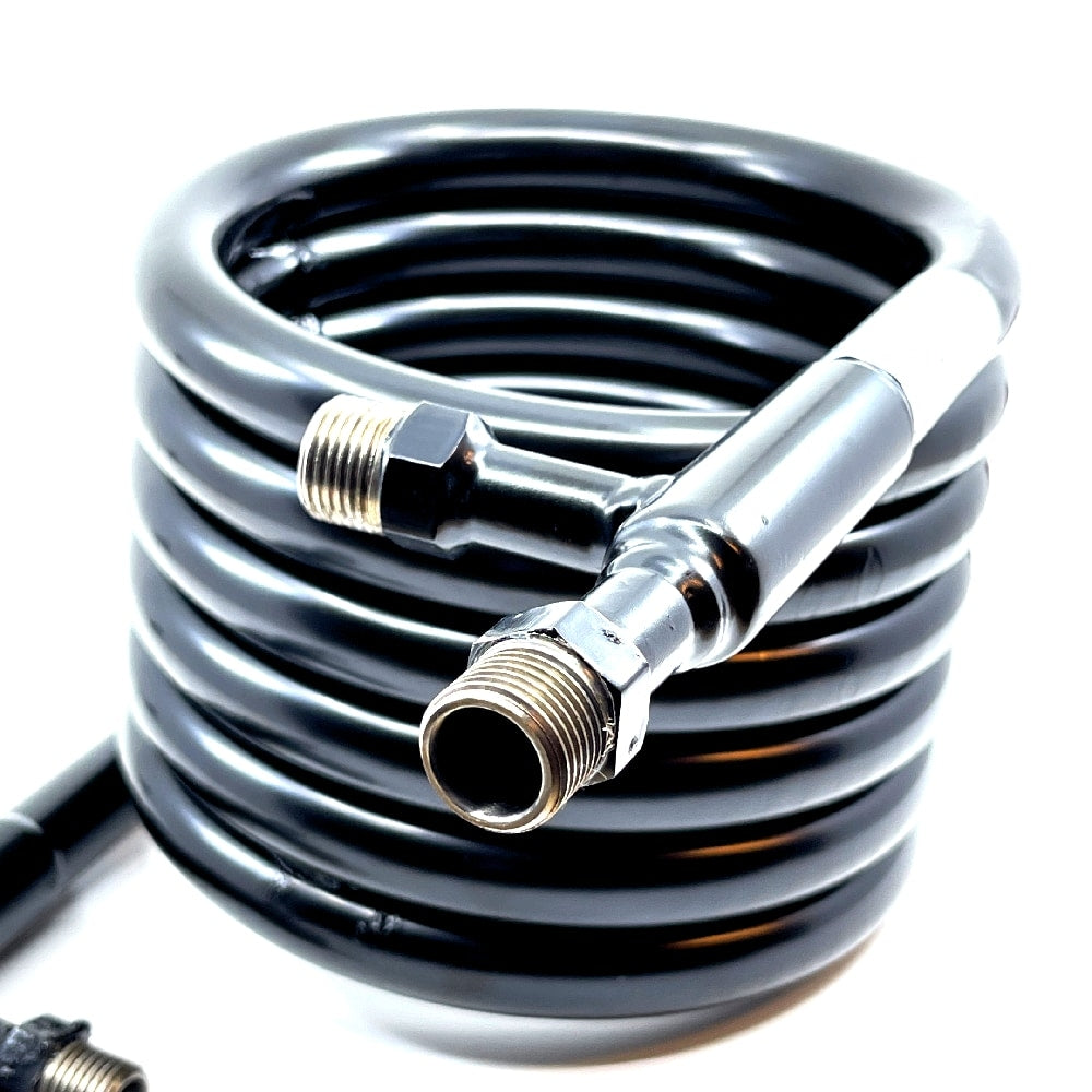 Project Brew Wort Chiller - Motstrømskjøler av kobber har en opprullet svart metallslange med gjengede messingbeslag i begge ender, vist mot en hvit bakgrunn.