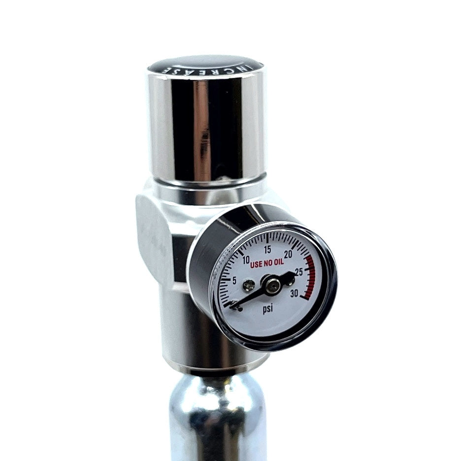 Nærbilde av Project Brew CO2 Picnic Regulator med manometer festet til en tank, som viser PSI-avlesninger på måleren merket "USE NO OIL".