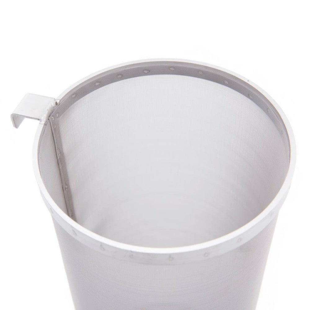 Nærbilde av Project Brew Hop Spider V3 fra Project Brew, et sylindrisk humlefilter i rustfritt stålnett med en robust metallkrok til å henge på bryggekjelen.