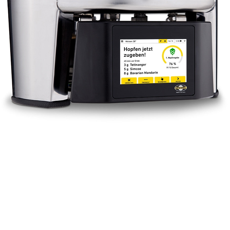 Nærbilde av Speidel 10L #Braumeister PLUS bryggemaskin fra Speidel, med digitalt display med brygging av øl-instruksjoner og info om humletilsetning - perfekt for pilotbrygging.