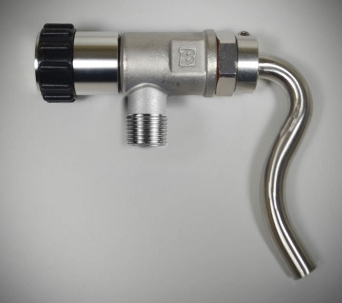 Blichmann Kettle Whirlpool Kit med G2 Linear Flow Valve, med buet tut og svart plasthåndtak, er fotografert mot en vanlig grå bakgrunn.