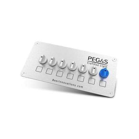 Pegas PEGAS CraftPad Light 6+1 er et rektangulært kontrollpanel i metall med sju knotter (én blå) og sju firkantede knapper, ideelt for øllinjer eller som en kompakt brytermanifold. Du finner det på beerinnovations.com.