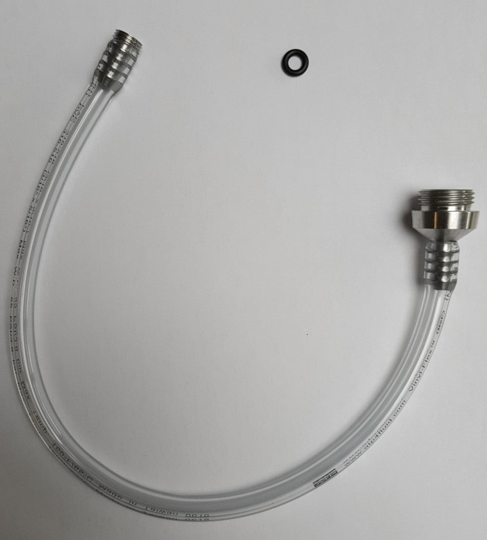 Tapcooler Tilkoblingsslange til Intertap og Nukatap for Tapcooler Mottrykksfyller, en gjennomsiktig, fleksibel slange med metallbeslag og svart O-ring, er vist på hvit bakgrunn.