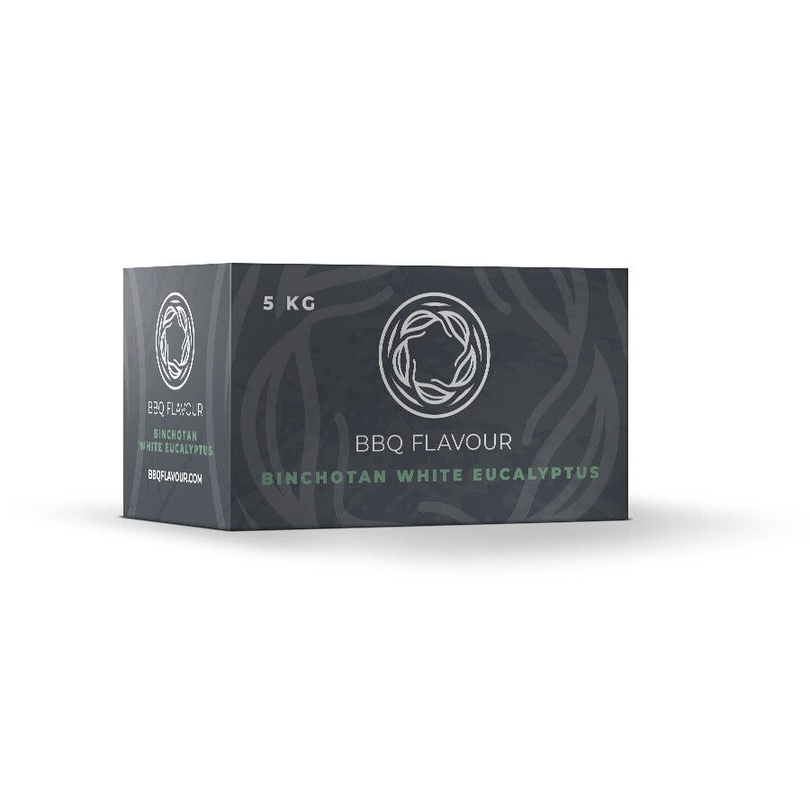 En 5 kg eske med BBQ Flavour Binchotan White Eucalyptus grillkull i mørkegrått design med grønn tekst på forsiden.