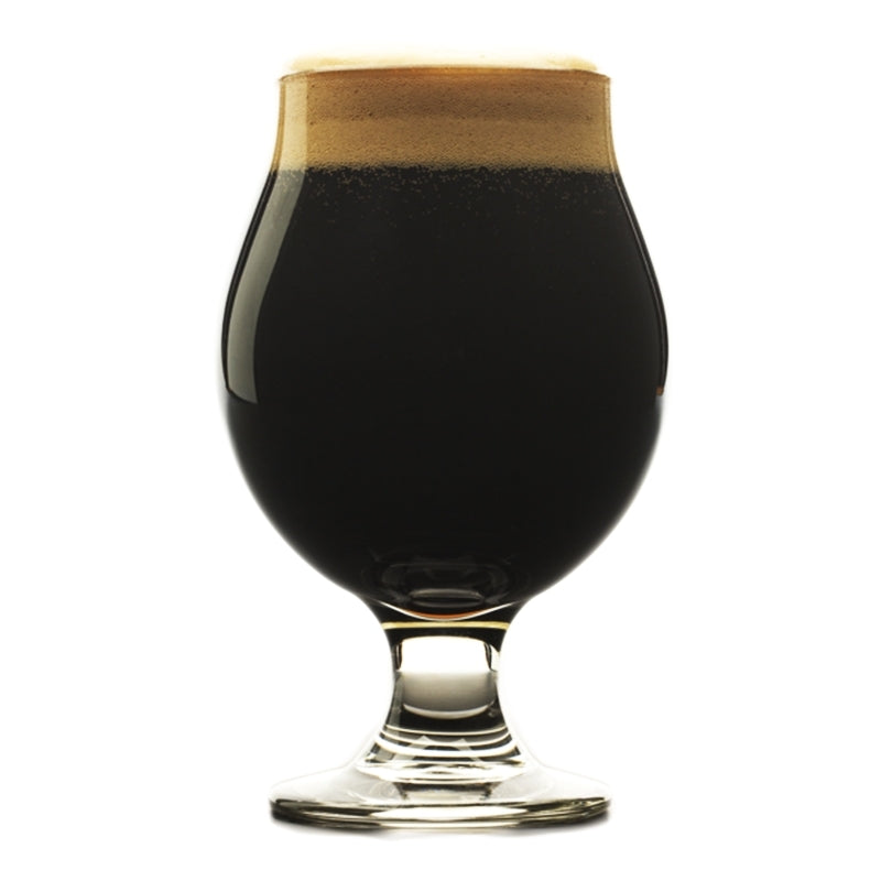 Et tulipanglass fylt med mørk stout fra Brewolution North Pole Breeze Juleøl allgrain ølsett, kronet med solbrunt skum, står mot en enkel hvit bakgrunn.
