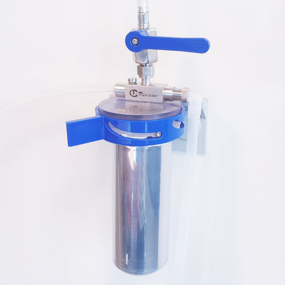 Tapcooler Nanocanner IM - Boksfyller fra Tapcooler har et vannfilterhus i rustfritt stål med en blå plastbrakett og avstengningsventil, perfekt for ølbokser fyller systemer eller bruk med kompatibelt tilbehør.