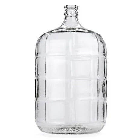 Brewshop Glassballong / Carboy 11L er i klart glass med smal hals og rektangulært sidemønster, ideelt som gjæringskar til hjemmebrygging eller til oppbevaring av vann, vin og bryggingredienser.