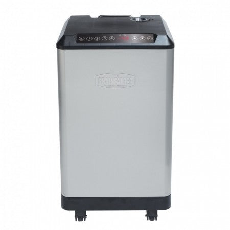 Grainfather Glycol Chiller & 4X Conical Fermenter Pro Kit er et apparat i rustfritt stål på hjul med et svart kontrollpanel, digitalt temperaturdisplay og knapper, ideelt for presis fermentering med Grainfather-utstyret ditt.