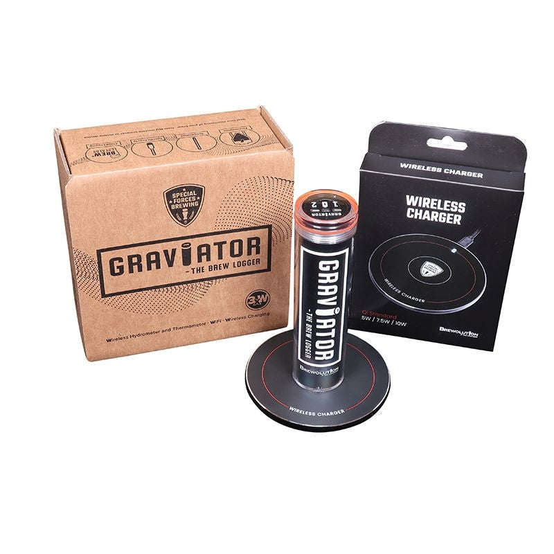 Brewolution Graviator er et WiFi-hydrometer og termometer, her vist som en sylindrisk enhet på sin runde trådløse ladeplate med eske og emballasje.