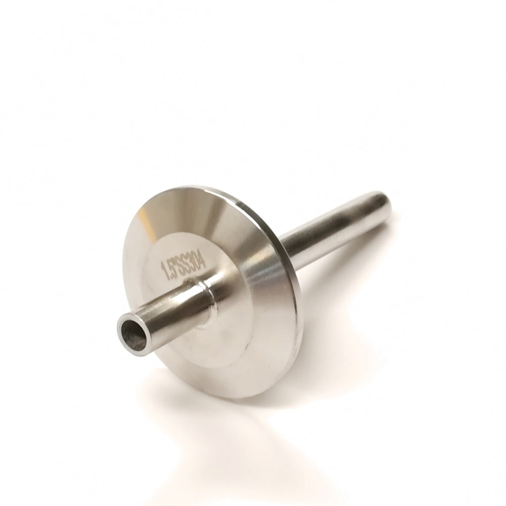 Brewshop 1,5" Tri-Clamp Thermowell / Termobrønn 10 cm har et slitesterkt skaft i rustfritt stål SS304 med flens og sentralt hull - ideelt for Tri-Clamp-oppsett. Avbildet på hvit bakgrunn for tydelighetens skyld.