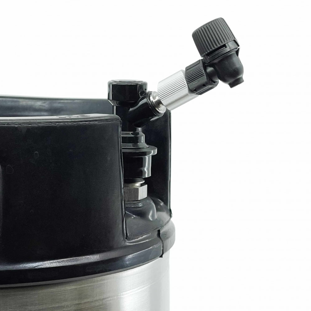 Close-up of the black lid and ball lock fatkobling connector on the Picnic Tap 2.1 - Homebrewer LAB keg, highlighting the pressure relief valve at the top right against a white background.