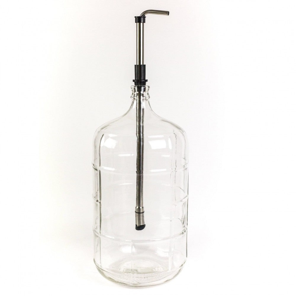 En stor carboy i klart glass med Brewsssential BrewSSSiphon Basic Kit - Autohevert av rustfritt stål og slanger i toppåpningen, perfekt for hjemmebrygging.