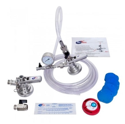 KeyKeg Manual Filling Starter Box 5/8 fra KeyKeg inneholder ølslanger, trykkmåler, koblinger, blå hetter, et rødt verktøy, ventil og instruksjonsark, alt pent ordnet på en hvit overflate.