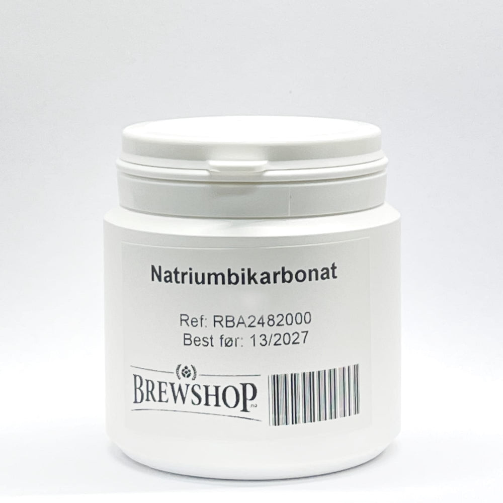 Brewshop Natriumbikarbonat (natron) 50g kommer i en hvit beholder med hvit etikett, perfekt til ølbrygging og vannjustering.