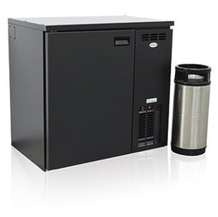 En svart, kompakt Serrco Keg Cooler SFK-4E er plassert ved siden av et fat i rustfritt stål mot en hvit bakgrunn.