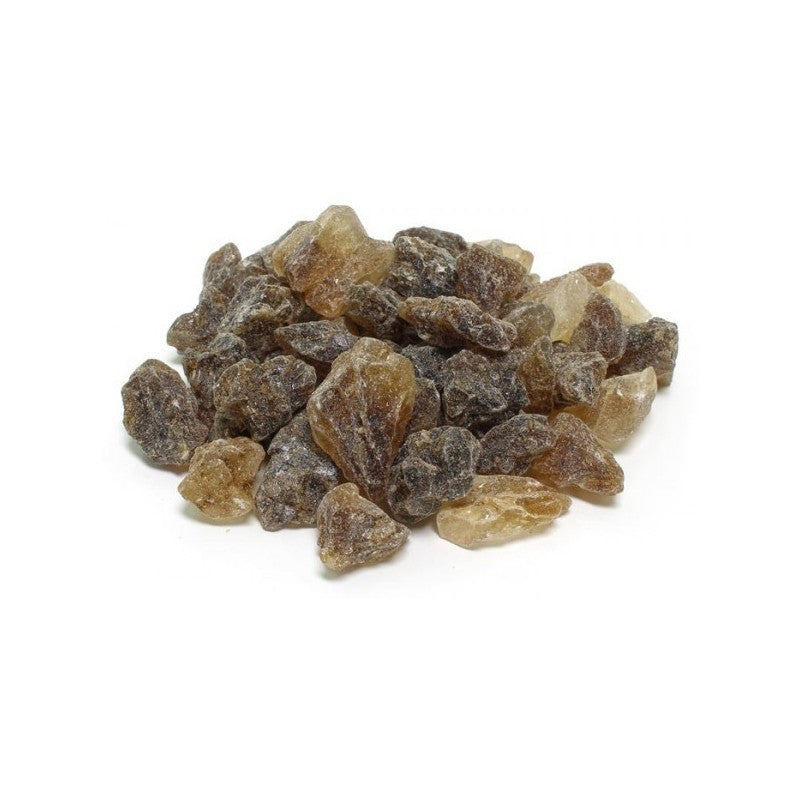 En haug med uregelmessige brune og ravfargede Kandis sukker mørk 1kg-krystaller fra Brewolution, som ofte brukes i belgiske ølstiler, ligger på en hvit bakgrunn.