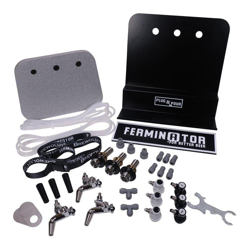Brewolution Ferminator Plug & Pour-settet inneholder 3 tappekraner, slanger, koblinger, skiftenøkler, et dryppbrett, pakninger og merkelapper - ideelle for fatølsystemet ditt - arrangert på en hvit bakgrunn.