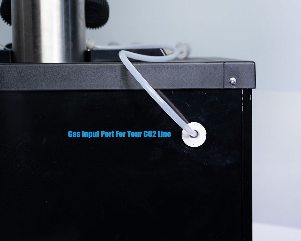 Et gjennomsiktig rør kobles til gassinngangen på siden av den svarte Keg King FasTap Edition KegMaster Series XL Kegerator med tre tappekraner, noe som gjør den ideell for servering av fatøl fra tappekranen din.