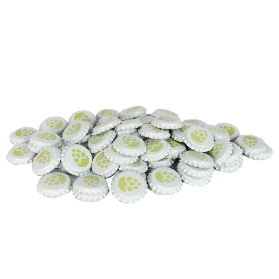 En bunke Brewferm Oxycaps 26mm Humlekongle 100stk oksygenabsorberende kronkorker med et grønt humlekegledesign er plassert på en hvit bakgrunn.