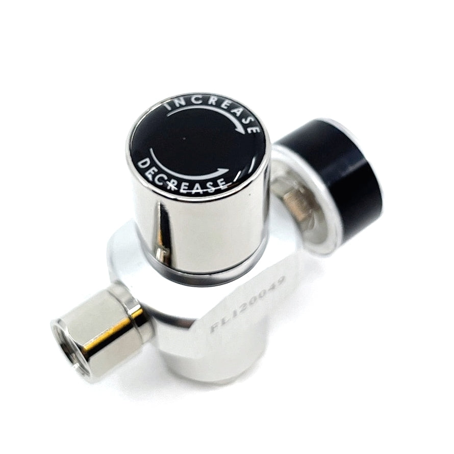 Nærbilde av CO2 Picnic Regulator med manometer fra Project Brew, med en metallventil og en svart knott merket Increase og Decrease for justering av strømning eller trykk.