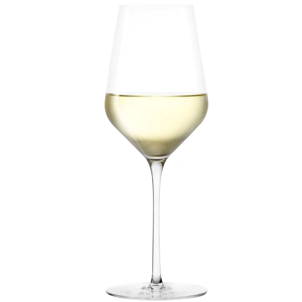 Et STARlight White Wine vinglass 410 ml fra Stölzle Lausits, halvfylt med hvitvin, står oppreist mot en enkel hvit bakgrunn.