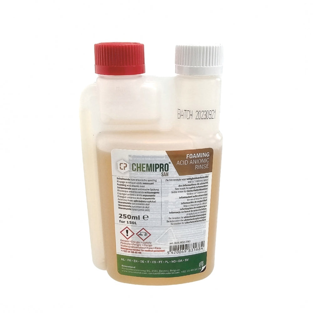 En 250 ml flaske Chemipro San høytskummende syrebasert skyllemiddel fra Chemipro, med rød og hvit hette og en etikett med produktdetaljer og instruksjoner for desinfeksjon av bryggeutstyr.
