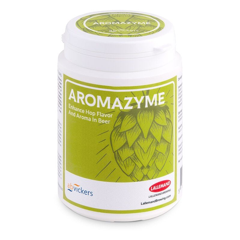 Aromazyme 100 g fra Lallemand er en hvit beholder med humle og beta-glukosidaseaktivitet, designet for å øke humlesmaken og aromaen i øl.