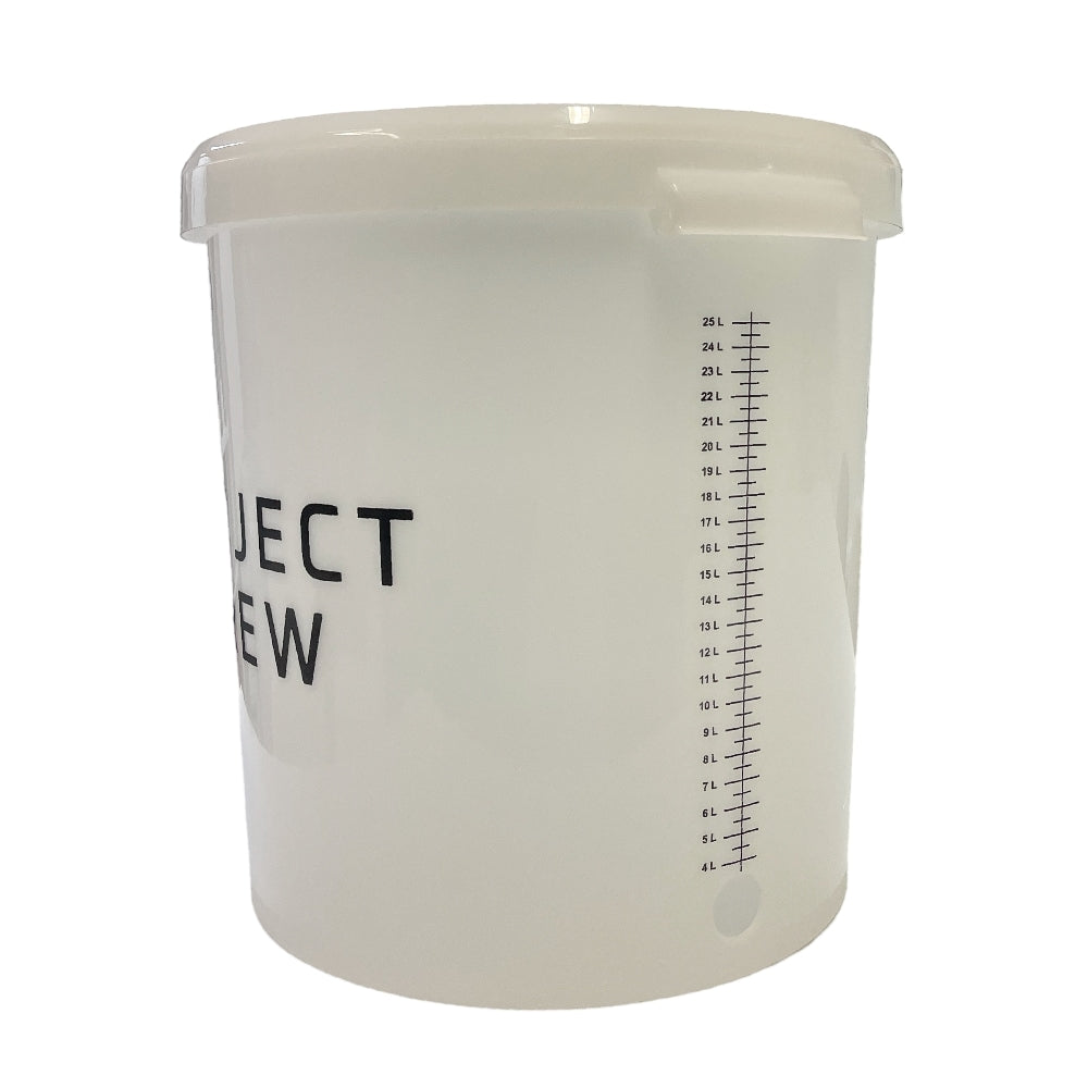 Project Brew Gjæringsbøtte 33L med hull og lokk, uten kran, er en hvit gjæringsbøtte laget av næringsmiddelgodkjent plast med påsatt lokk, svart deltekst og en synlig literskala på siden.